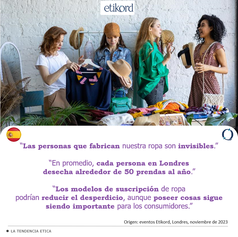 Tres mujeres examinan y conversan sobre artículos de moda sostenible en un evento de Etikord en Londres, rodeadas de ropa y accesorios en una habitación iluminada.