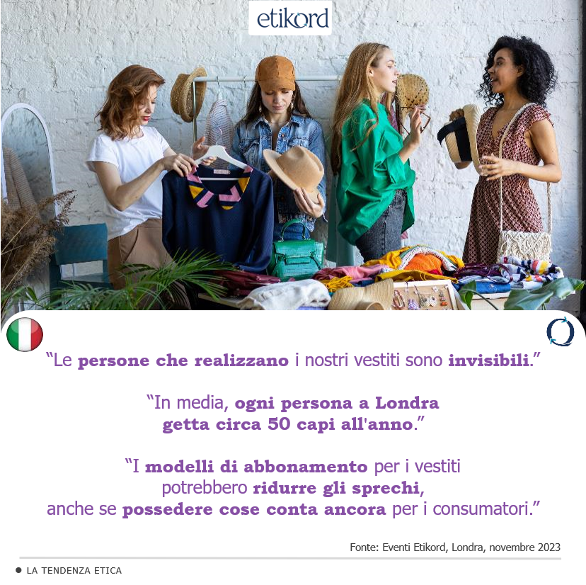 Tre donne valutano e discutono capi di moda sostenibile durante un evento Etikord a Londra, circondate da abiti e accessori in una stanza luminosa.